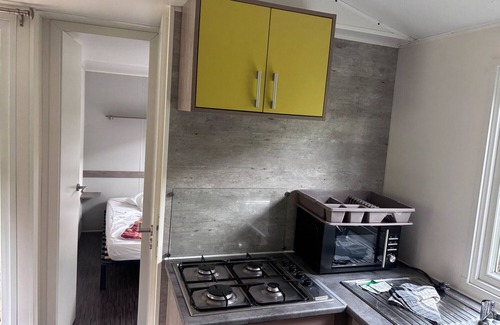 Roquefeuil House | Mobile Home 'Climatisé 4 Pers' with Shared Terrace, Private Garden and Wi-Fi