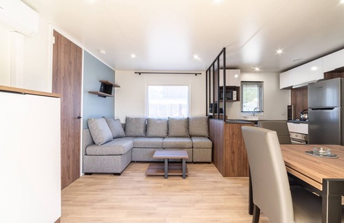 Canet-Plage House | Mobile Home 'Camping Siblu Vue Sur Canigou' with Lake View, Shared Pool & Wi-Fi