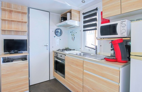 Saint-Jean-de-Monts RV Rental | Mobile Home 'New - Mobil Home Tout Équipé' with Shared Pool and Private Terrace