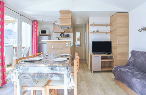 Saint-Jean-de-Monts RV Rental | Mobile Home 'Mobil Home Luminosa Plage À 2,5 Km' with Shared Pool, Terrace and Air Conditioning