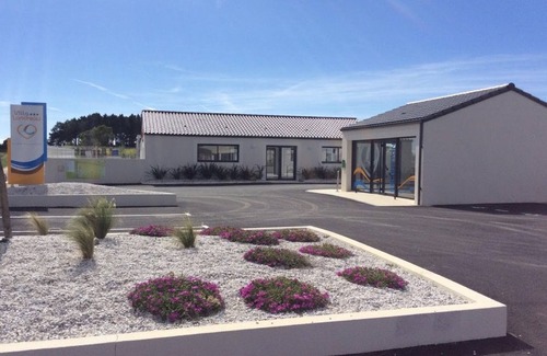 Le Fenouiller House | Mobile Home 'Villa Landreau - Le Fenouiller 85' with Shared Pool and Private Terrace