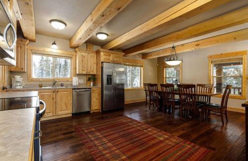 Meadow View Heights House | Moccasin Lodge