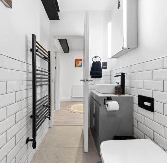 Mortlake Apartment | Modern 1 Bed Flat in Barnes near River Thames