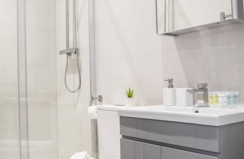 Havering Condo | Modern 1 bedroom apartment in Hornchurch