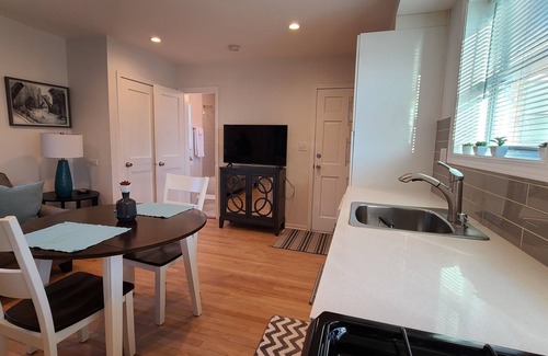 Mount Prospect Apartment | Modern 1 bedroom apartment in very convenient location.