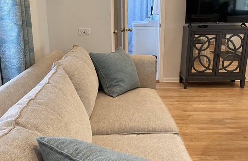 Mount Prospect Apartment | Modern 1 bedroom apartment in very convenient location.