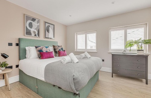 Runnymede Apartment | Modern 1 BR apt near town centre, perfect for long stays