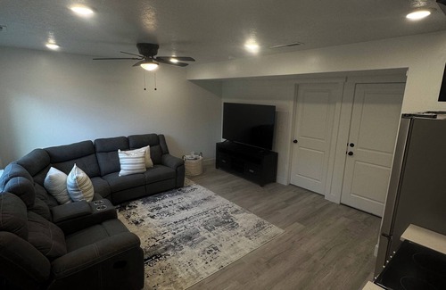 Logan House | Modern 1 BR + Kitchen Comfort