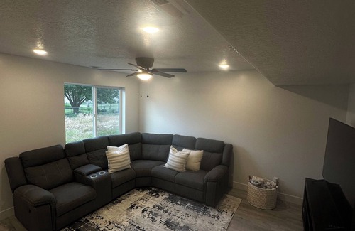 Logan House | Modern 1 BR + Kitchen Comfort