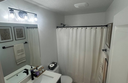 Logan House | Modern 1 BR + Kitchen Comfort