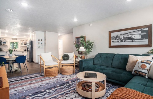 Madison House | Modern 1 Level - Dog Friendly - King Bed Suite - 3 TVs - Private Fenced Yard