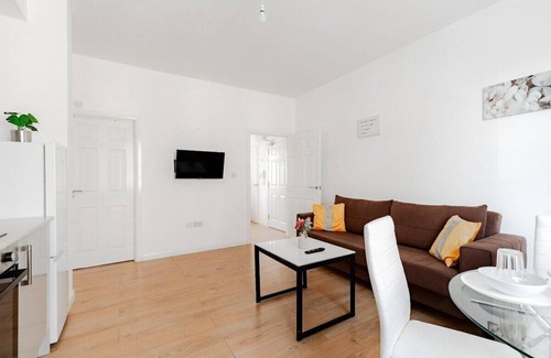 West Ealing Apartment | Modern 1BDR West Ealing , Ideal Location!