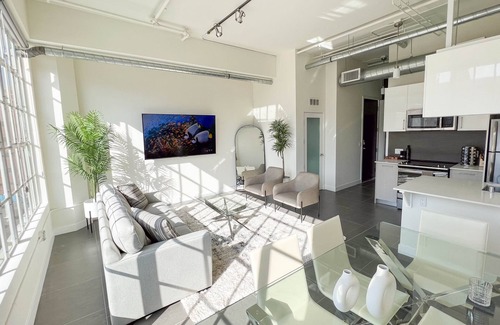 Historic Core Condo | Modern 1BR/1BA Loft in DTLA w Rooftop pool, jacuzzi, and Cabanas - Free Parking!