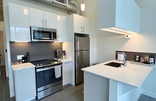 Historic Core Condo | Modern 1BR/1BA Loft in DTLA w Rooftop pool, jacuzzi, and Cabanas - Free Parking!