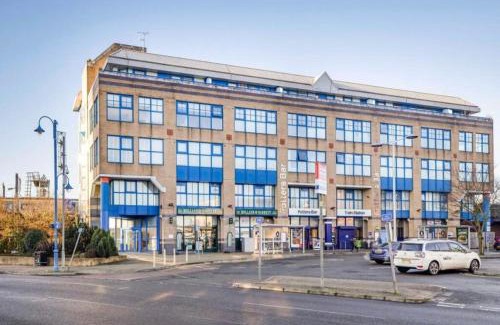 Potters Bar Apartment | Modern 1BR Above Train to Kings Cross