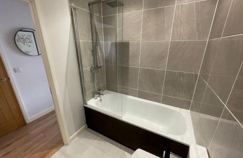 Potters Bar Apartment | Modern 1BR Above Train to Kings Cross
