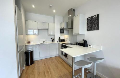 Potters Bar Apartment | Modern 1BR Above Train to Kings Cross