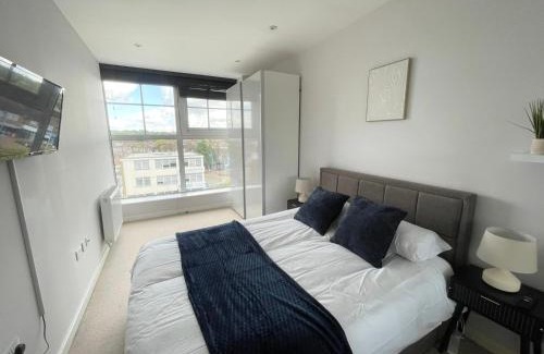 Potters Bar Apartment | Modern 1BR Above Train to Kings Cross