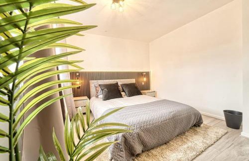Walsall Apartment | Modern 1BR Apt Netflix, Parking, M6 Access