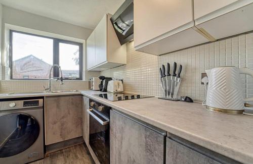 Walsall Apartment | Modern 1BR Apt Netflix, Parking, M6 Access