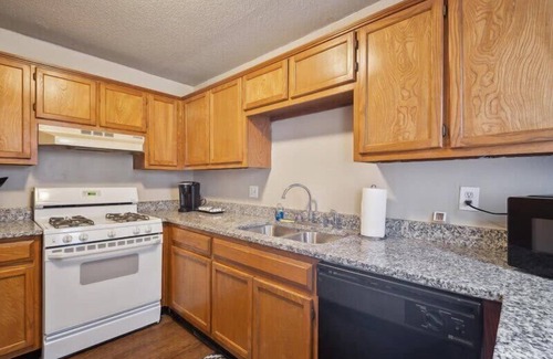 Tulsa House | ​Modern 1BR Condo Near Brookside – in Tulsa