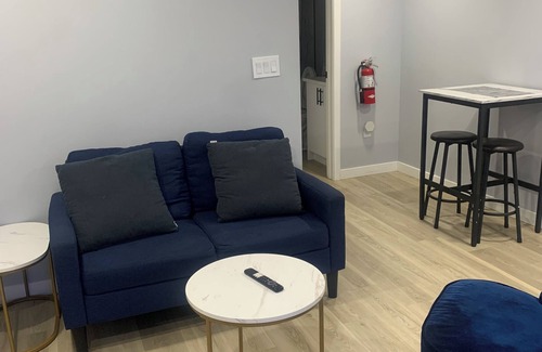 Northwest Calgary Apartment | Modern 1BR Entire suite near the Airport