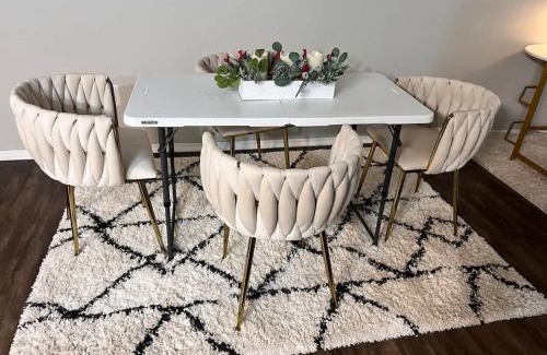 Farmington Hills Apartment | Modern 1BR Porchlight retreat