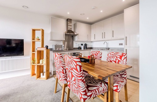 Thamesfield Apartment | Modern 1BR w/balcony & city view, Wandsworth