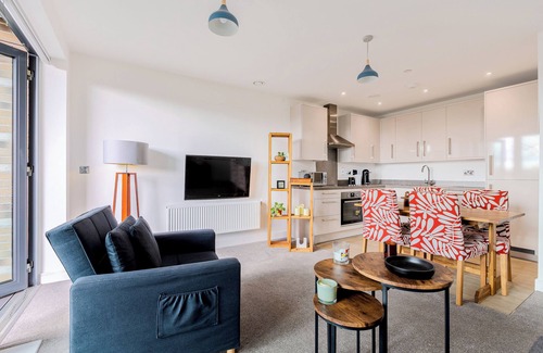 Thamesfield Apartment | Modern 1BR w/balcony & city view, Wandsworth