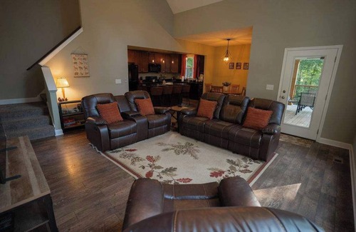 Rockbridge Cabin | Modern 2 BD cabin with hot tub & Games & Central Loc