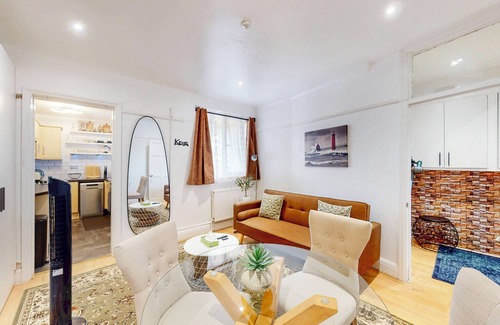 Richmond-upon-Thames Apartment | Modern 2 Bed - 5Min to Bus Stop & 25Min to Tram
