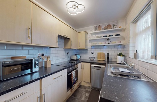 Richmond-upon-Thames Apartment | Modern 2 Bed - 5Min to Bus Stop & 25Min to Tram