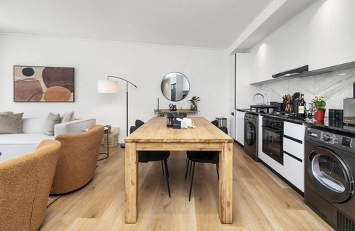 Claremont Apartment | Modern 2-Bed Apartment in Claremont with Balcony