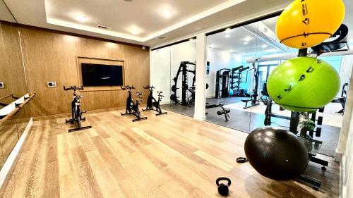 McNeil Apartment | Modern 2- Bed Apt Pool & Gym