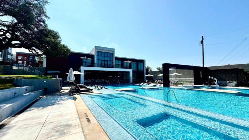 McNeil Apartment | Modern 2- Bed Apt Pool & Gym