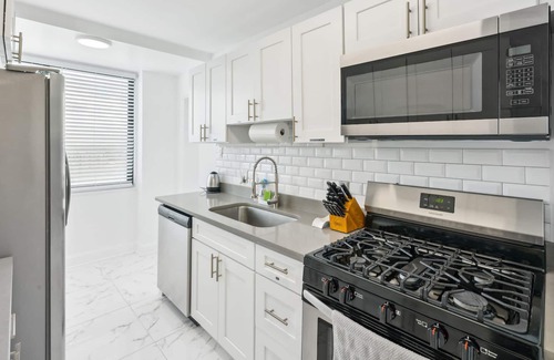 Alexandria West Apartment | Modern 2-Bed Condo: Close to DC Monuments & More!