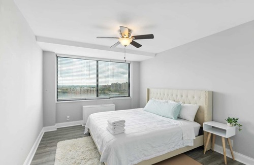 Alexandria West Apartment | Modern 2-Bed Condo: Close to DC Monuments & More!