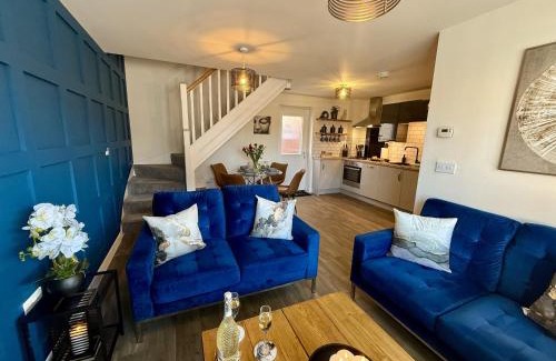 Warwick House | Modern 2-Bed House with EV - Hosted by Hutch Lifestyle