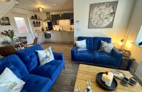 Warwick House | Modern 2-Bed House with EV - Hosted by Hutch Lifestyle