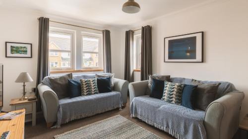 Cellardyke Apartment | Modern 2-Bed Sleeps 4 - Pet Friendly & Parking