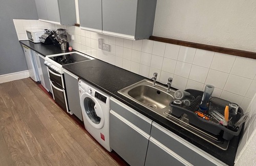 Yeovil Apartment | Modern 2-Bed Victorian Apartment - Sleeps 6 & Pets