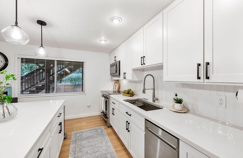 Poulsbo Apartment | Modern 2 Bedroom, 1 Bathroom apartment in highly desired downtown Poulsbo. n