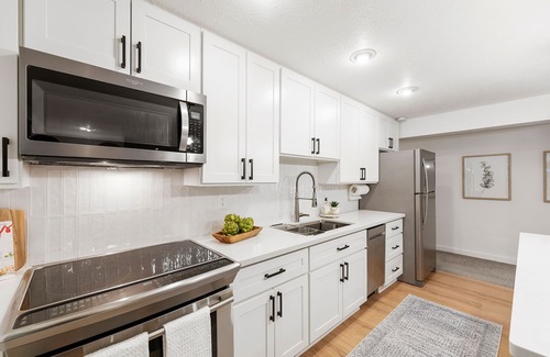 Poulsbo Apartment | Modern 2 Bedroom, 1 Bathroom apartment in highly desired downtown Poulsbo. n