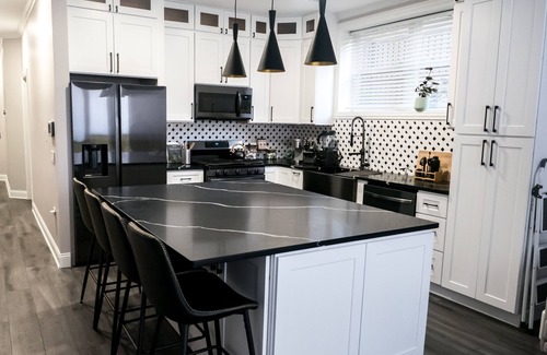 Woodlawn Condo | Modern 2-bedroom 2 -bath condo in wonderful Woodlawn Chicago.