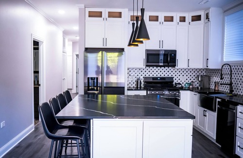 Woodlawn Condo | Modern 2-bedroom 2 -bath condo in wonderful Woodlawn Chicago.