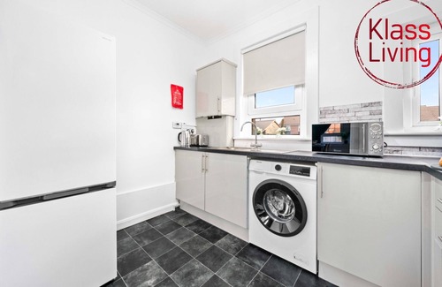 Glasgow Apartment | Modern 2 bedroom apartment with parking and wifi.