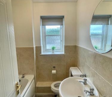 Paisley Apartment | Modern 2 bedroom apartment near Glasgow Airport