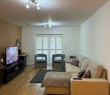 Park Royal Apartment | Modern 2-Bedroom Flat Near Wembley - 9 Minutes from Park Royal Station