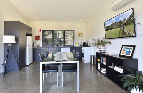 Cessnock City Council Villa | Modern 2 bedroom villa. Sleeps 4. Stunning 200 acre property. Pet Friendly!n
