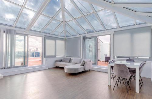 Docklands Apartment | Modern 2-bedroom Waterfront flat with views of the O2